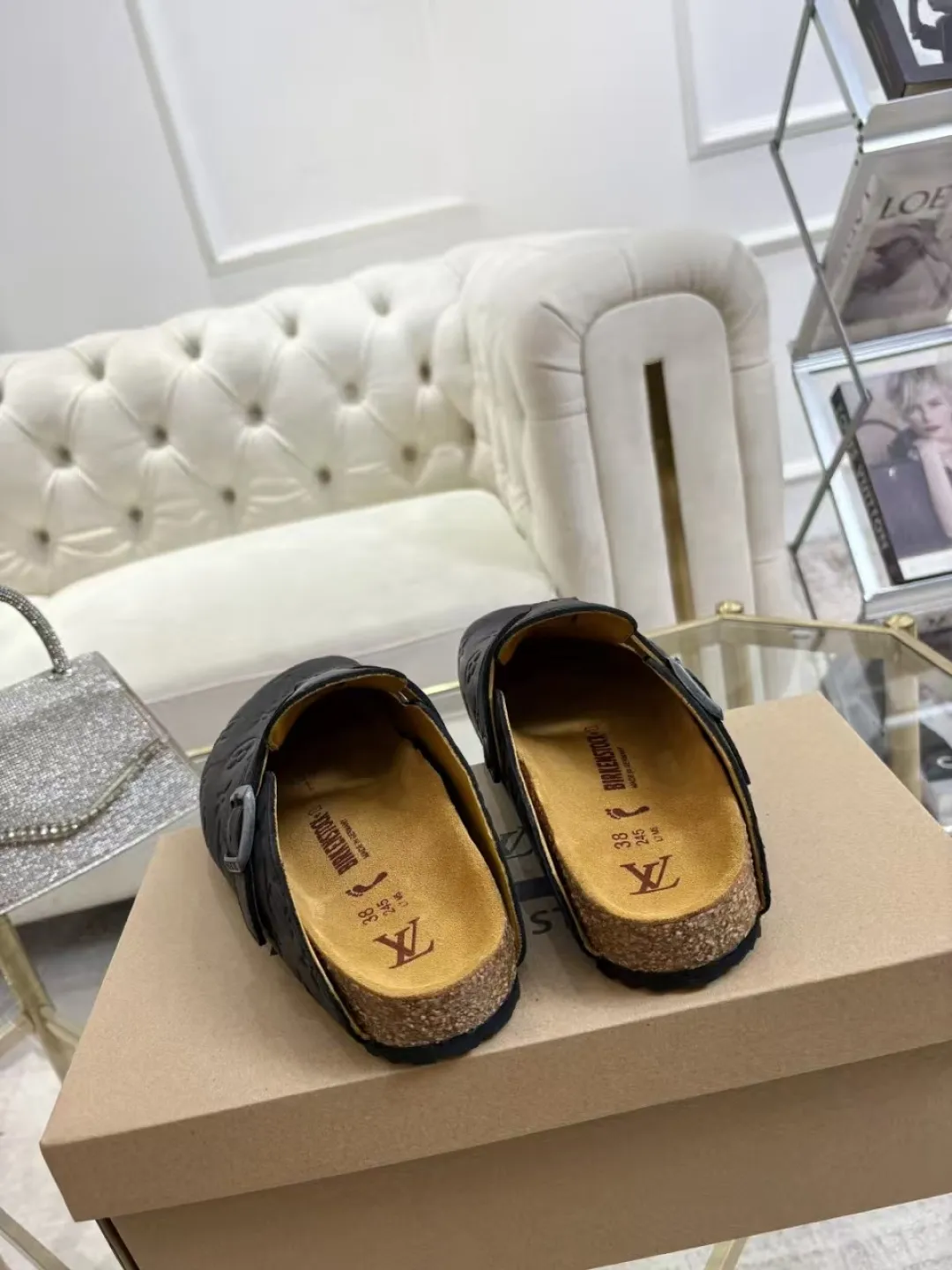 Women's p560 Men's p580 ✨ LV couple's toe-cap slippers | Full of high-end feel, you can walk with wind! ✨ This pair of LV classic toe-cap slippers is simply a "walking grass-planting machine"! Original three-dimensional embossed cowhide + cowhide fabric, the texture is high-end at first glance, and you will become a rich daughter/son in seconds ~💅 🌟 Why must you join TA? ✔️ Original embossed cowhide - clear texture but not cheap, classic presbyopia yyds ✔️ Belt buckle + metal logo - ecstatic control of details, exquisite to the heel! ✔️ Sheepskin lining + cushioned footbed - it feels like stepping on clouds ☁️, and you won’t feel tired when you go shopping~ ✔️ Non-slip rubber sole - walking is as stable as a mountain, and you are not afraid of slipping on rainy days!  👫 The best outfit for couples: Whether it’s shorts, T-shirts👕 or long skirts and suits👗, pairing these shoes with each other will immediately create a lazy and high-end atmosphere! Everyday outings/vacations, no matter what you shoot, it will look like a blockbuster📸🔥 The texture and foot feel that only the higher version can have, it is not a hit or a hit! Heartbeat is not as good as action. True love is true when both pairs are in pairs~💖 #LVcoupleslippers #高色综合 #好看不狠的 Feet #couples’ must-have
